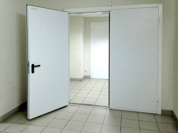 Белая двупольная пожаростойкая дверь Белая двупольная пожаростойкая дверь