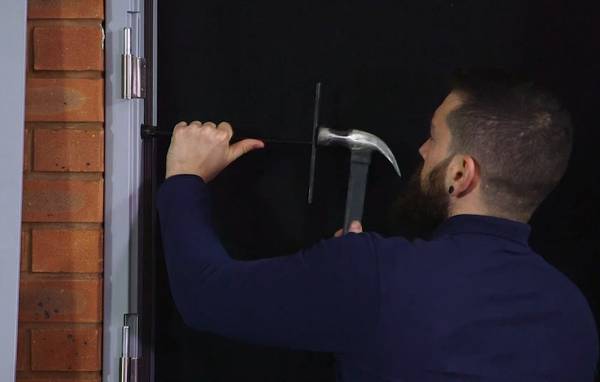 Зафиксировать короб болтами Зафиксировать короб болтами