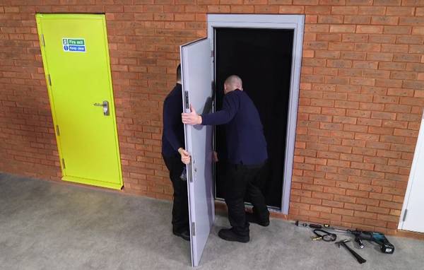 Навесить полотно на петли Навесить полотно на петли