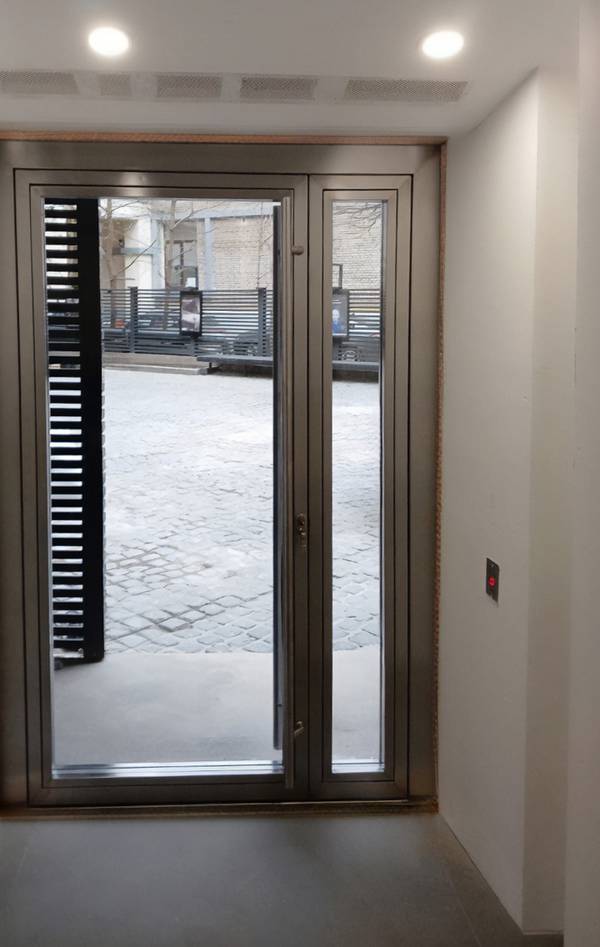 Алюминиевая светопрозрачная дверь Алюминиевая светопрозрачная дверь