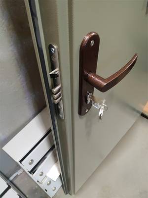 Цилиндровый замок (подъезд, ул. Архитектора Власова) Цилиндровый замок (подъезд, ул. Архитектора Власова)