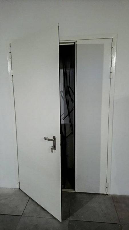 Дверь с двумя створками Дверь с двумя створками