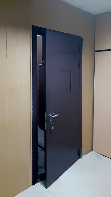 Дверь в кассу, внешняя сторона (пер. Хользунова) Дверь в кассу, внешняя сторона (пер. Хользунова)