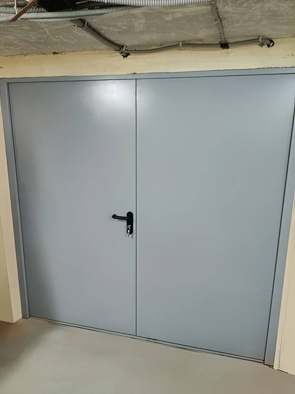 Двустворчатая дверь с внутренней стороны (Переведеновский переулок) Двустворчатая дверь с внутренней стороны (Переведеновский переулок)