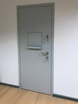 Кассовая дверь, фото снаружи (офисы, ул. Очаковская, 47а)