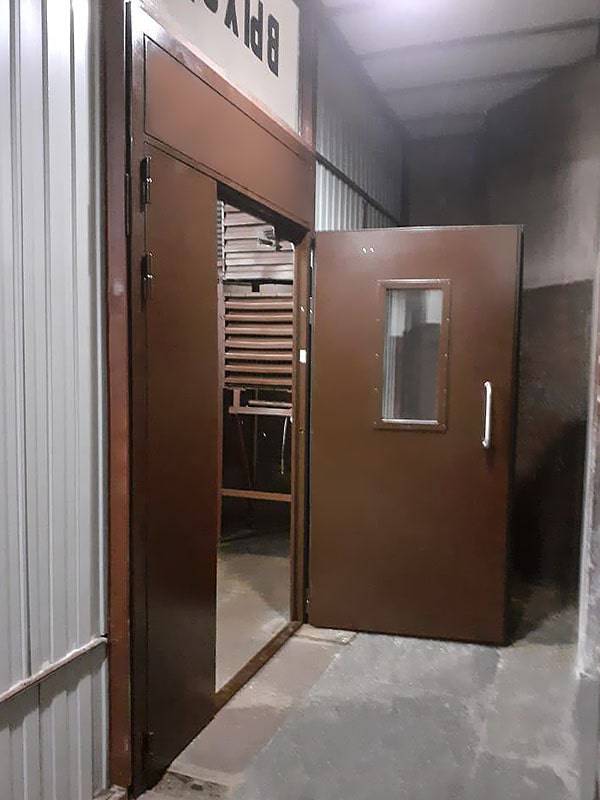 Коричневая дверь с фрамугой и стеклом Коричневая дверь с фрамугой и стеклом