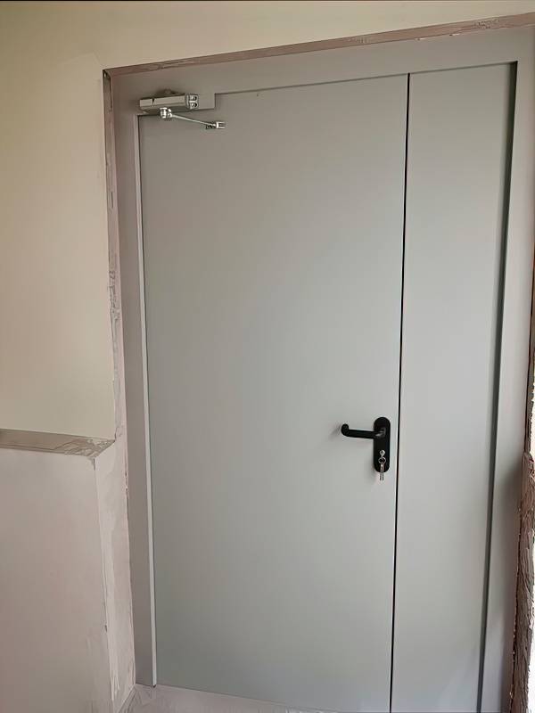 Полуторная дверь в зоне приема Полуторная дверь в зоне приема