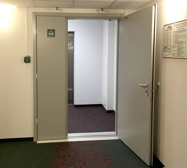 Пожаростойкая дверь в торговом комплексе Пожаростойкая дверь в торговом комплексе