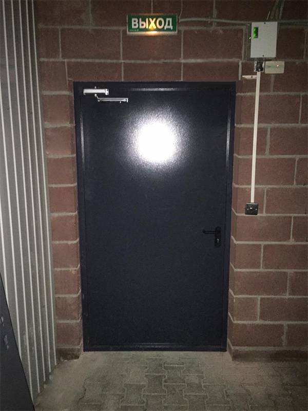 Противопожарная дверь изнутри Противопожарная дверь изнутри