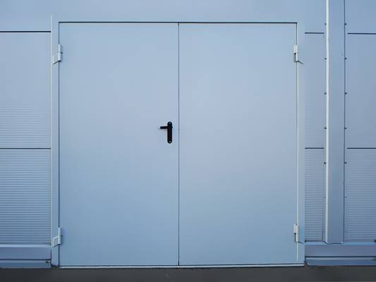 Распашная белая техническая дверь Распашная белая техническая дверь