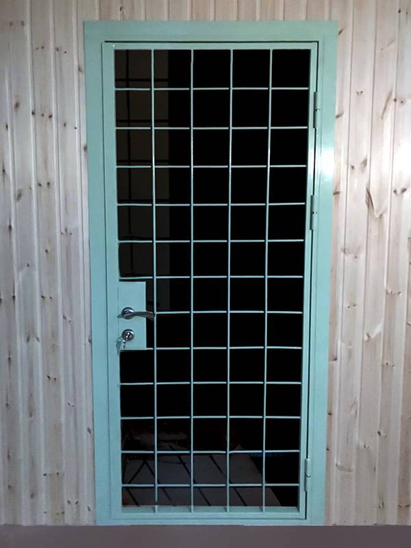 Решетчатая дверь в столовой общежития (г. Истра, ул. Центральная, 21) Решетчатая дверь в столовой общежития (г. Истра, ул. Центральная, 21)