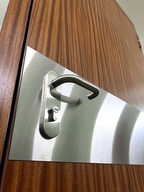 Ручка на планке и отбойник Ручка на планке и отбойник