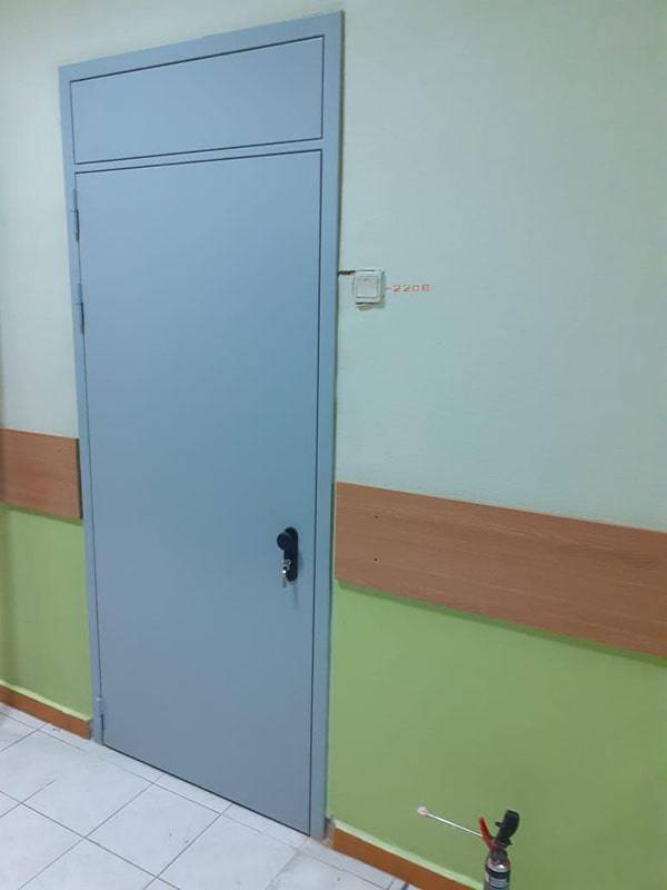 Серая дверь с фрамугой Серая дверь с фрамугой