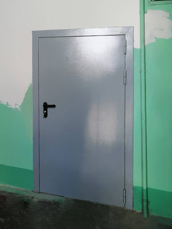 Серая однопольная дверь для МКД (ул. Валовая, д.6)