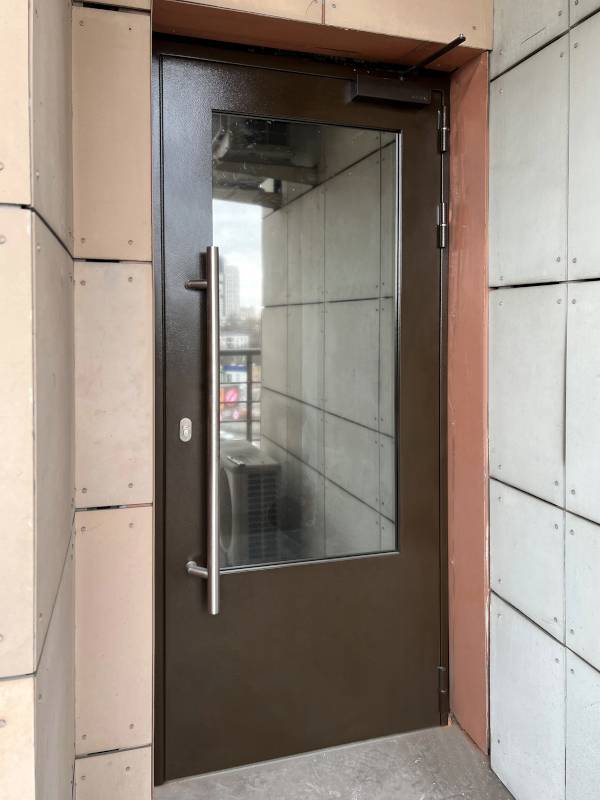 Уличная дверь с большим остеклением Уличная дверь с большим остеклением