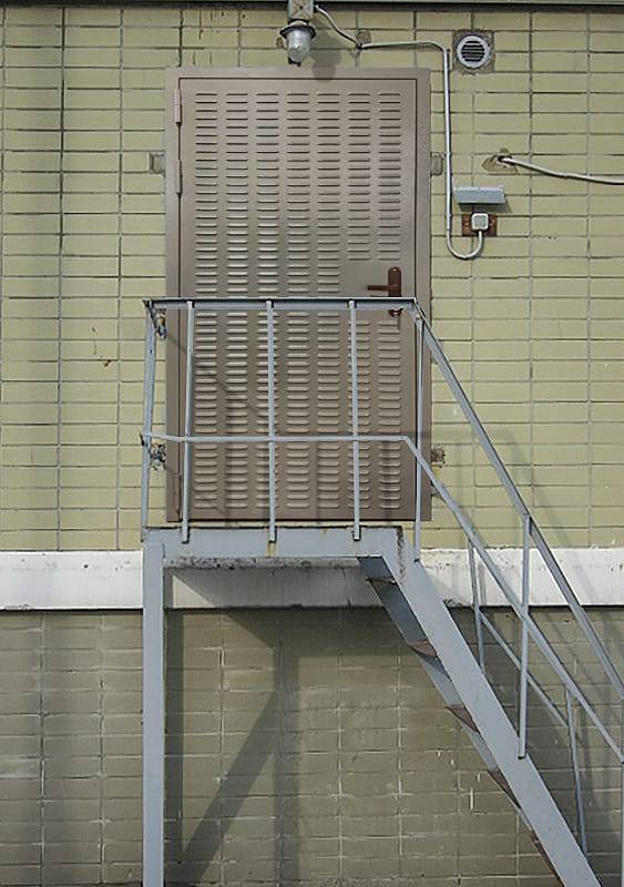 верь в пробивной решеткой