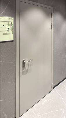 Глухая противопожарная дверь с доводчиком в ТЦ «Атриум» Глухая противопожарная дверь с доводчиком в ТЦ «Атриум»