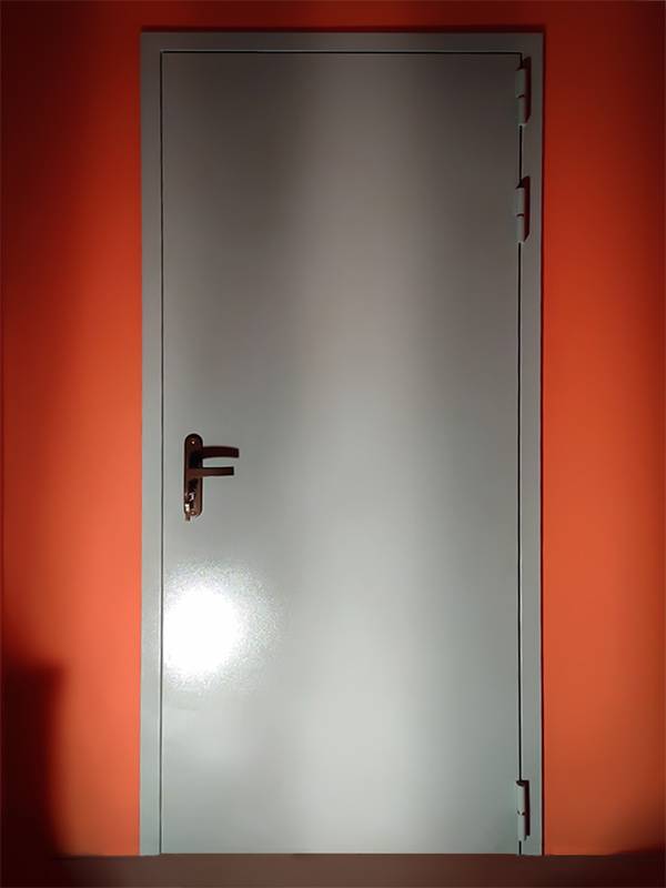 Внешняя сторона двери (фитнес-зал в здании РЖД)