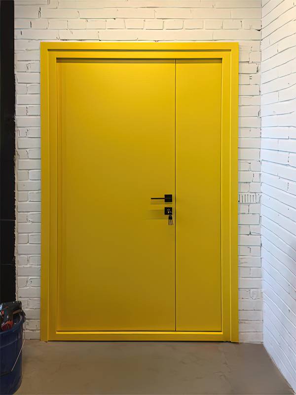 Желтая полуторная дверь, вид изнутри Желтая полуторная дверь, вид изнутри