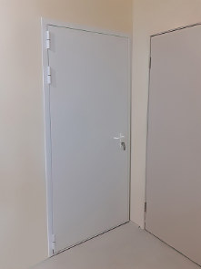 Белая огнезащитная дверь в больнице Белая огнезащитная дверь в больнице