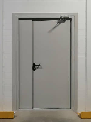 Дверь на склад вид изнутри Дверь на склад вид изнутри