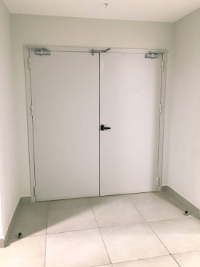 Дверь с доводчиками Дверь с доводчиками