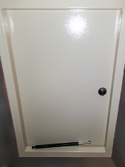 Напольный люк, внутренняя сторона Напольный люк, внутренняя сторона